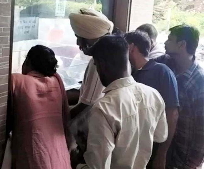 एक अस्पताल के मेडिकल पर दवा लेते मरीज  (2)